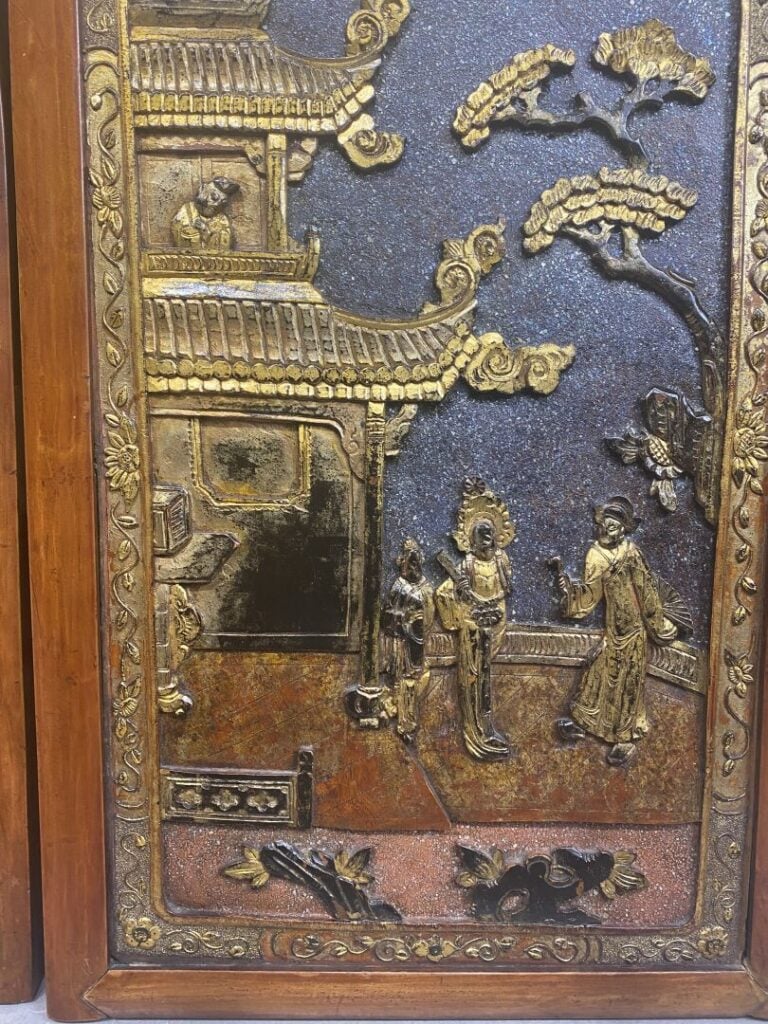 Chine, dans le style Ningbo - Paire de panneaux en bois sculpté laqué rouge et…