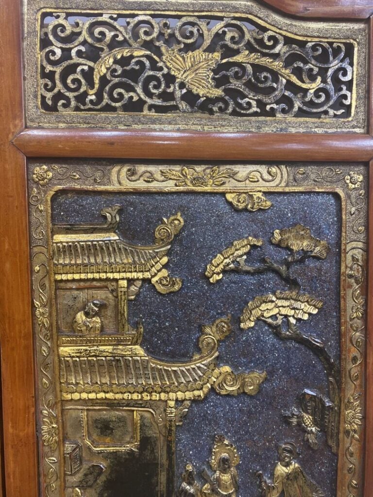 Chine, dans le style Ningbo - Paire de panneaux en bois sculpté laqué rouge et…