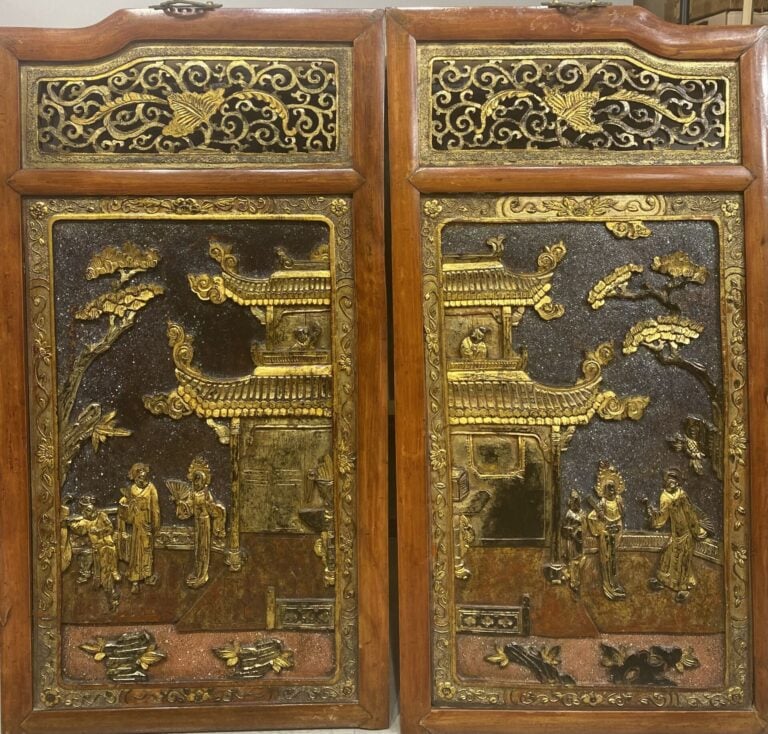 Chine, dans le style Ningbo - Paire de panneaux en bois sculpté laqué rouge et…