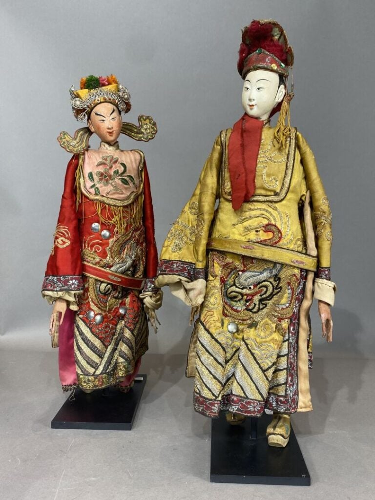 Chine - Deux marionnettes en costume à décor brodé de dragons, motifs floraux o…