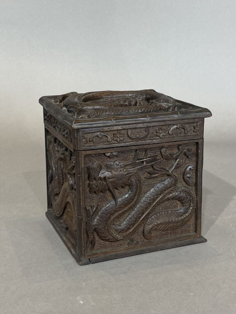 Chine du Sud / Vietnam - Boite en bois de forme carrée à décor en relief de dra…