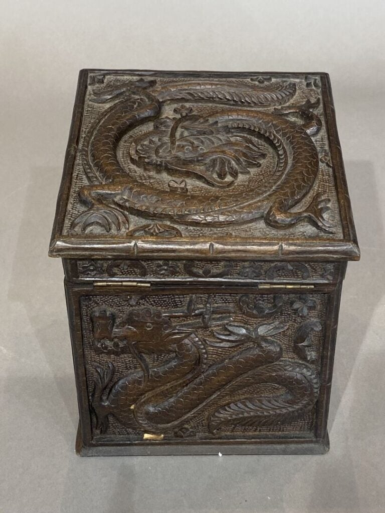 Chine du Sud / Vietnam - Boite en bois de forme carrée à décor en relief de dra…