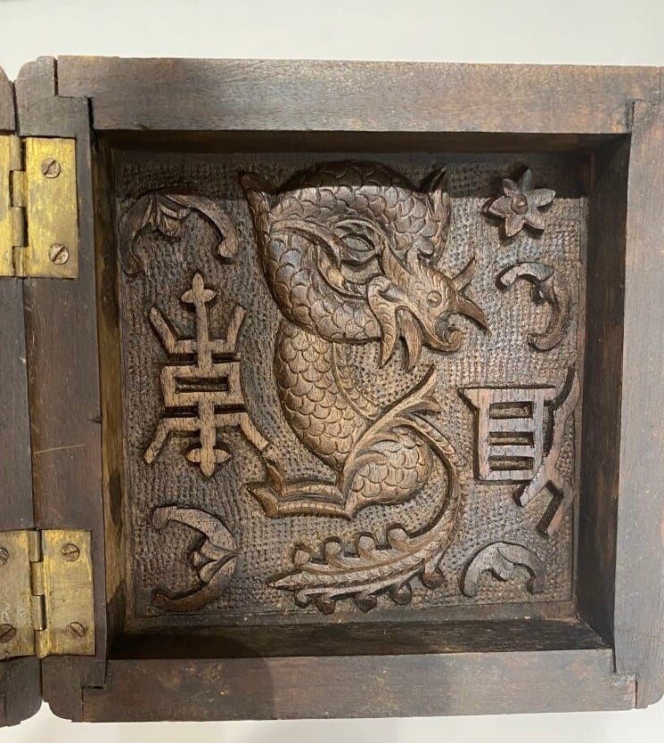Chine du Sud / Vietnam - Boite en bois de forme carrée à décor en relief de dra…