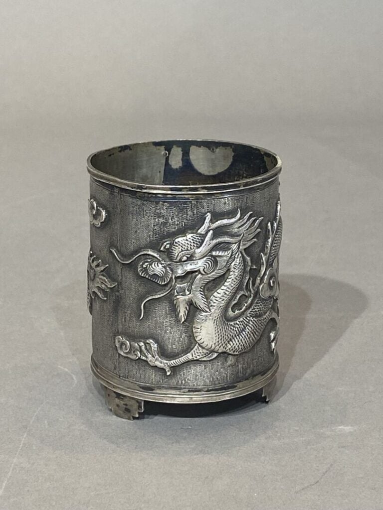 Chine du Sud / Vietnam - Pot tripode en argent (800) à décor en léger relief de…