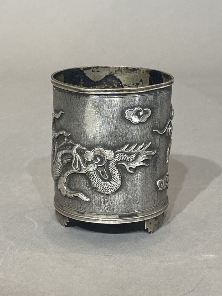 Chine du Sud / Vietnam - Pot tripode en argent (800) à décor en léger relief de…