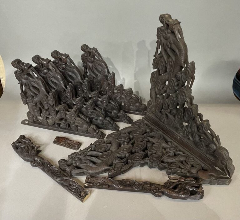 Chine - Ensemble d'éléments en bois sculptés et ajouré à décor de dragons et nu…