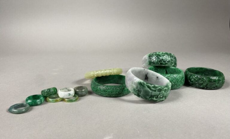 Chine - Ensemble de bracelets joncs et bagues d'archets imitant le jade, certai…