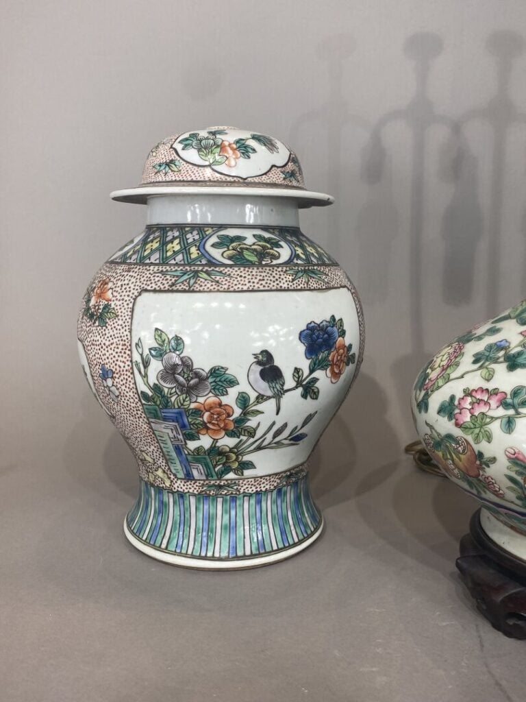 Chine - Ensemble de céramiques chinoises comprenant une potiche couverte à déco…