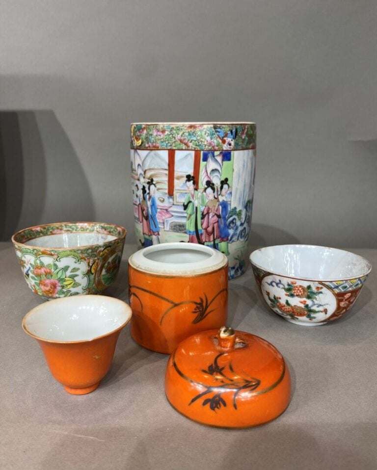 Chine - Ensemble de céramiques comprenant un pot à pinceaux et une tasse à déco…