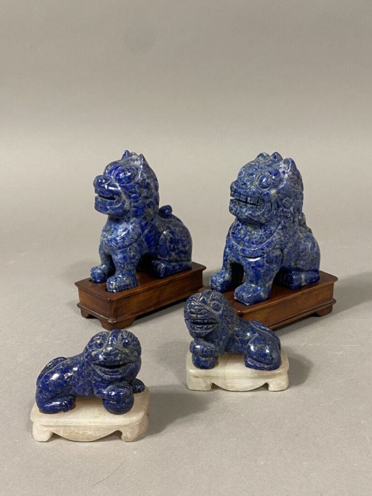 Chine - Ensemble de deux paires de chiens de fô en sodalite l'une sur un socle…