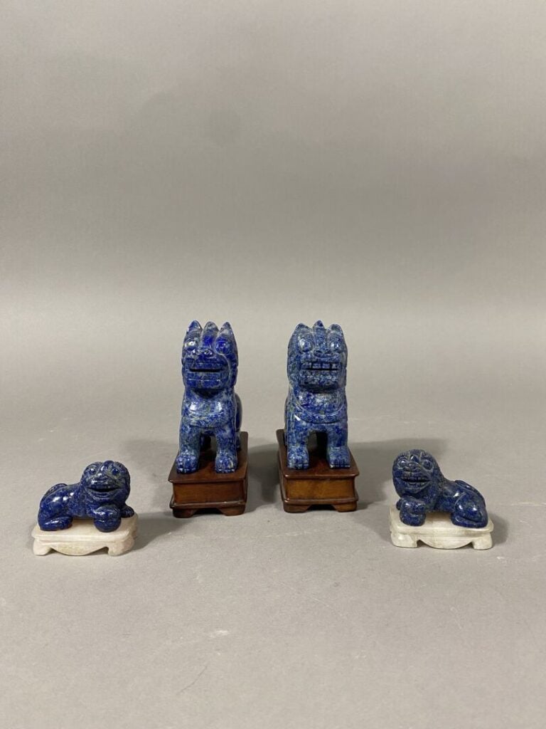 Chine - Ensemble de deux paires de chiens de fô en sodalite l'une sur un socle…