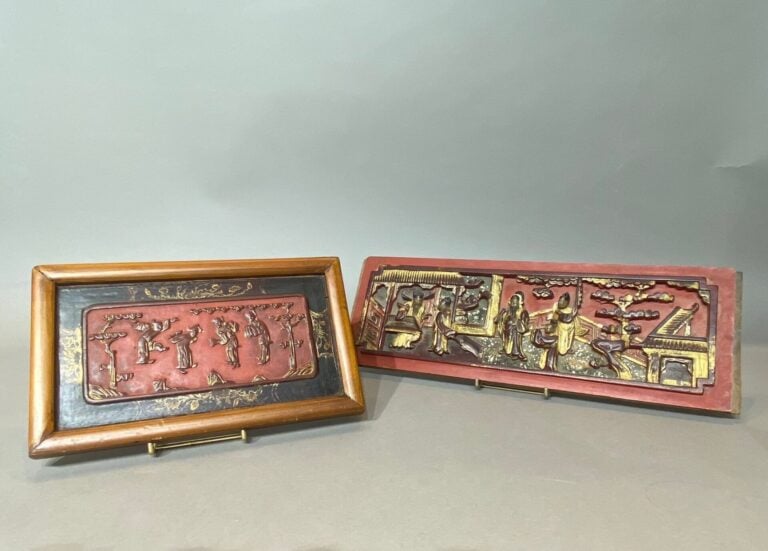 Chine - Ensemble de deux panneaux en bois rectangulaire laqué rouge et doré à d…