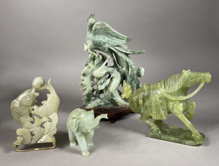 Chine - Ensemble de quatre sujets en pierre dure sculptée notamment serpentine…