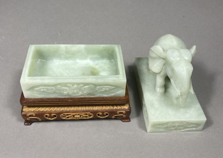 Chine - Ensemble de sujets en pierre dure teintée imitant la malachite, la bowé…