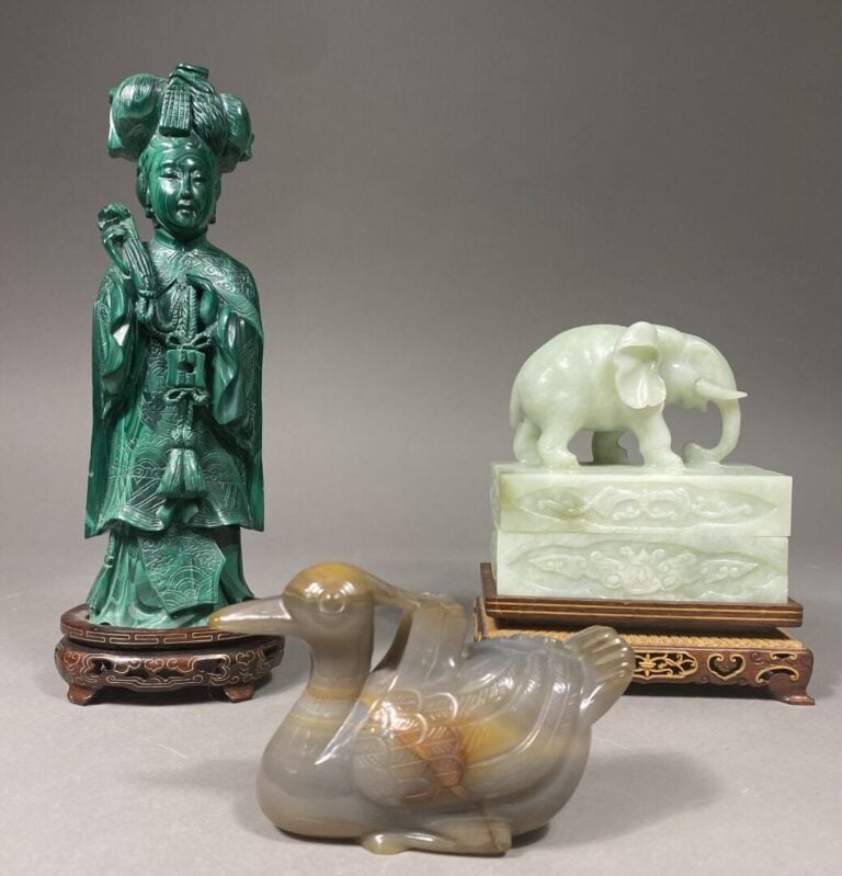 Chine - Ensemble de sujets en pierre dure teintée imitant la malachite, la bowé…