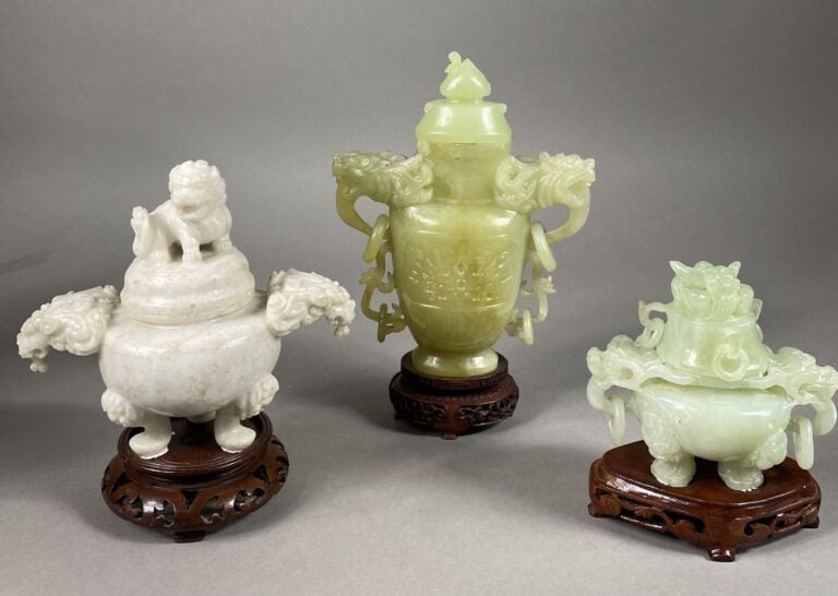 Chine - Ensemble de trois sculptures en pierre dure notamment en serpentine com…