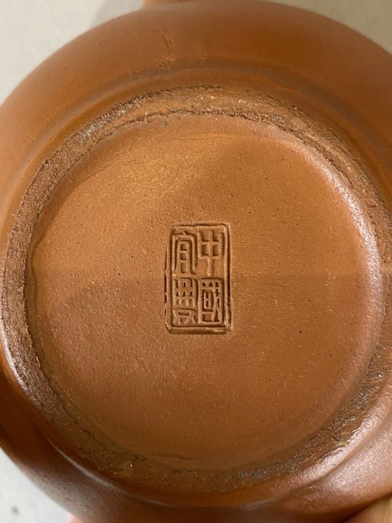 Chine - Ensemble de trois théières en grès dit de Yixing. L'une de forme ronde…