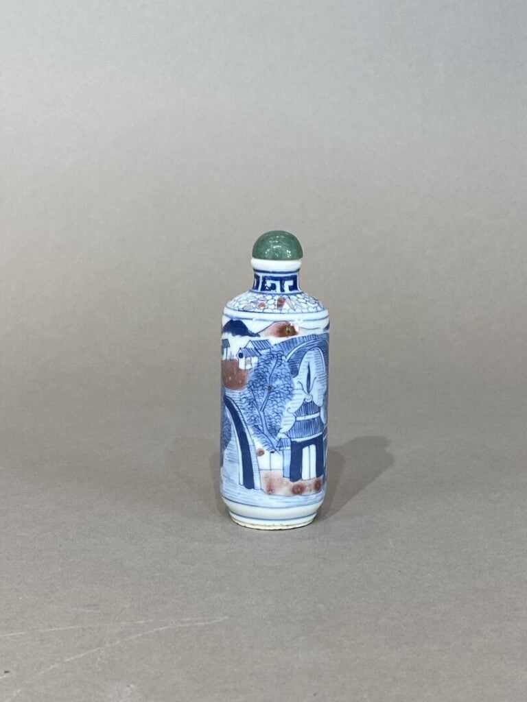 Chine, fin XIXe - Flacon / Tabatière en porcelaine émaillée à décor bleu et rou…