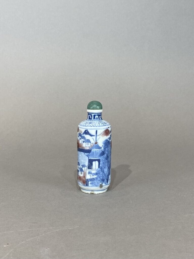 Chine, fin XIXe - Flacon / Tabatière en porcelaine émaillée à décor bleu et rou…