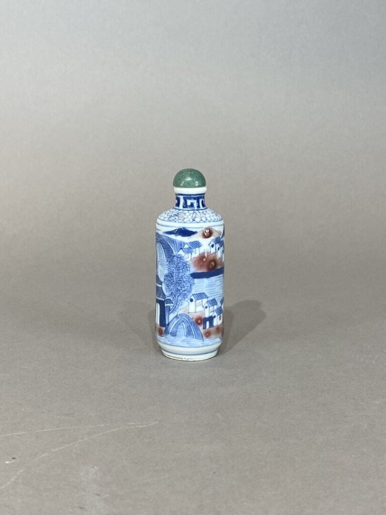 Chine, fin XIXe - Flacon / Tabatière en porcelaine émaillée à décor bleu et rou…