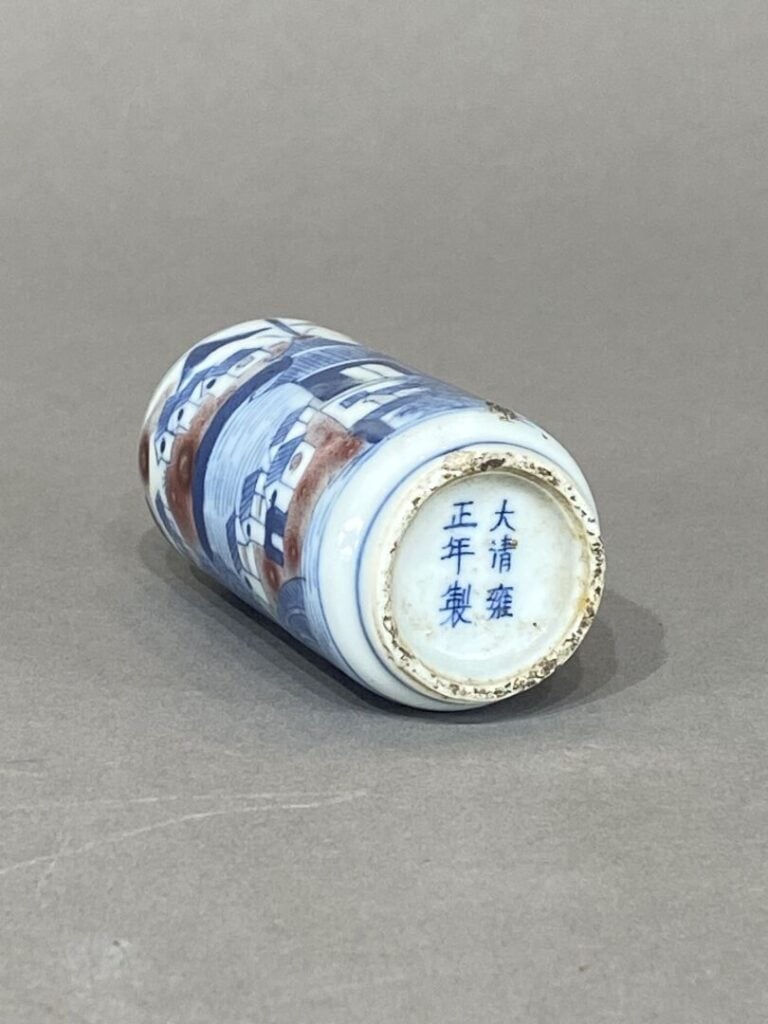Chine, fin XIXe - Flacon / Tabatière en porcelaine émaillée à décor bleu et rou…