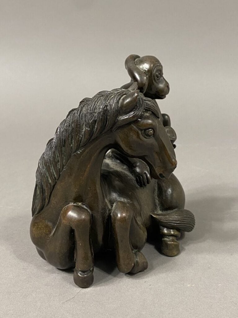 Chine, Fin XIXe - Groupe en bronze figurant un singe sur un cheval couché. - H:…