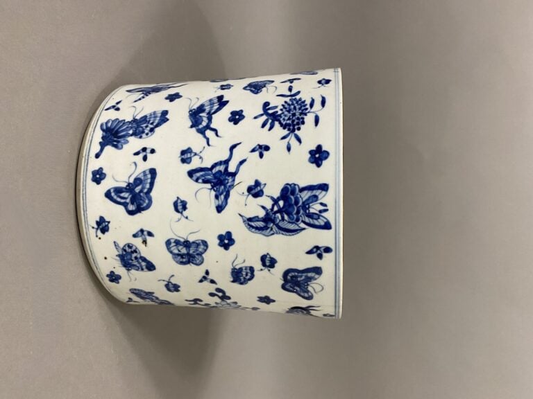 Chine, Fin XIXe - Important pot à pinceau en porcelaine émaillée à décor bleu d…