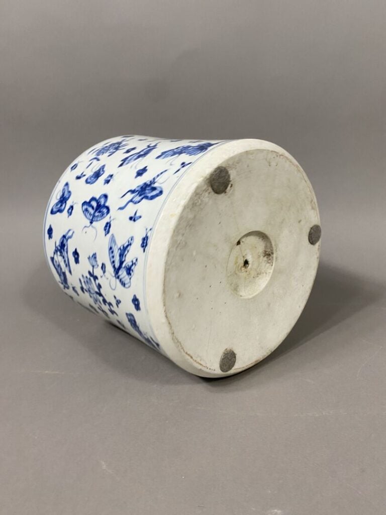 Chine, Fin XIXe - Important pot à pinceau en porcelaine émaillée à décor bleu d…