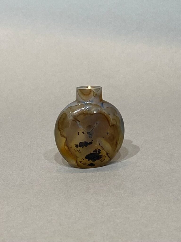 Chine - Flacon / Tabatière à panse aplatie en agate veiné - H: 5.5 cm - (manque…
