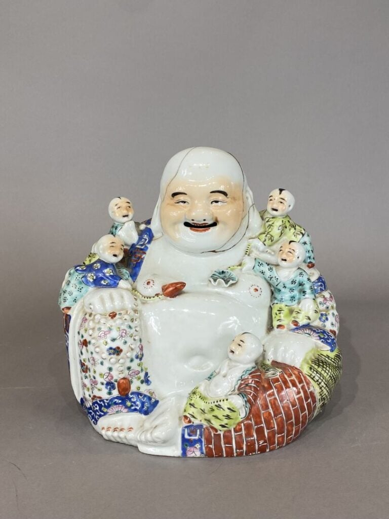 Chine - Grand bouddha rieur aux enfants en porcelaine émaillée polychrome repré…