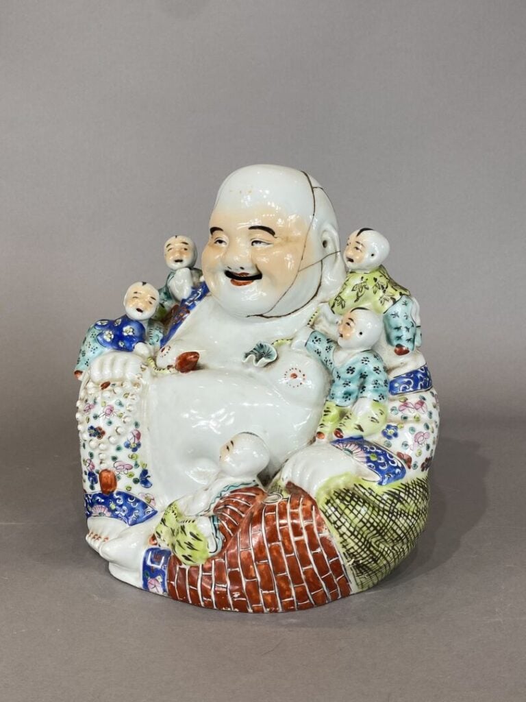 Chine - Grand bouddha rieur aux enfants en porcelaine émaillée polychrome repré…