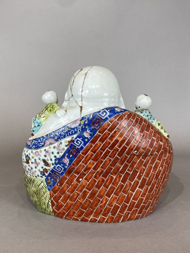 Chine - Grand bouddha rieur aux enfants en porcelaine émaillée polychrome repré…