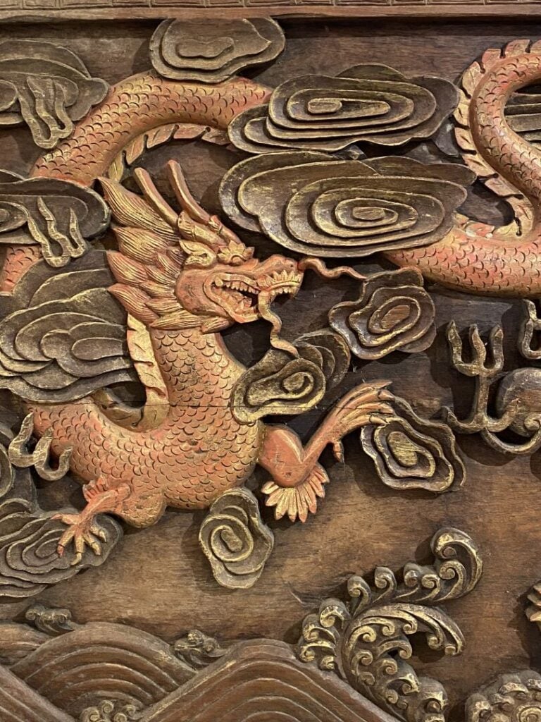 Chine - Grand panneau de bois sculpté et partiellement doré à décor de deux dra…