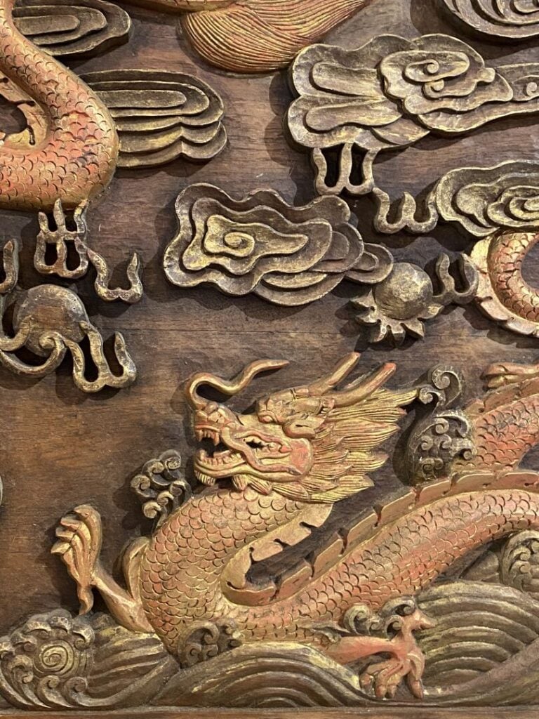 Chine - Grand panneau de bois sculpté et partiellement doré à décor de deux dra…