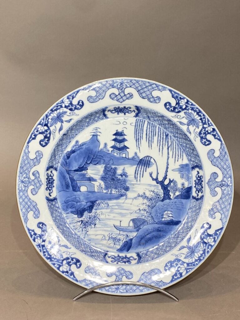 Chine - Grand plat en porcelaine émaillée bleu blanc à décor de pagodes dans un…
