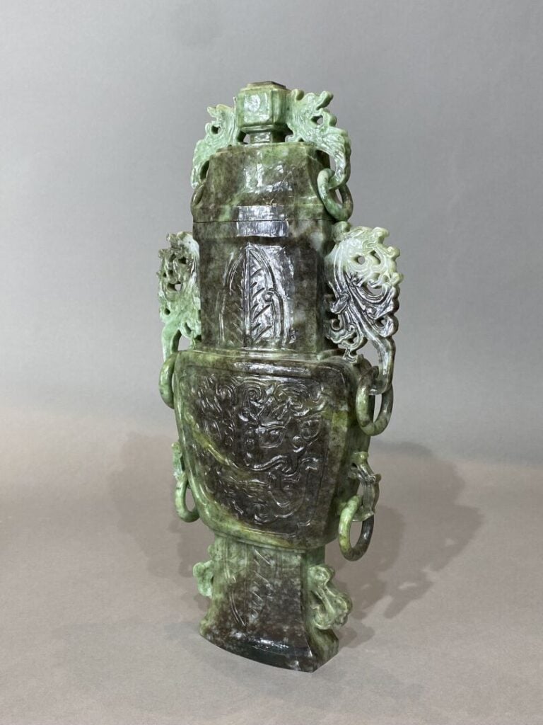 Chine - Grand vase archaisant en pierre dure imitant le jade à panse plate et a…