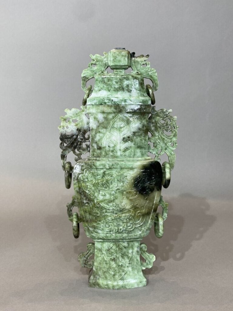 Chine - Grand vase archaisant en pierre dure imitant le jade à panse plate et a…