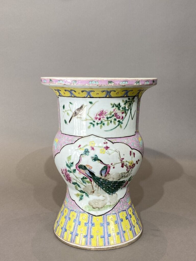 Chine - Grande vase en porcelaine dans le style de la famille rose à bord et pi…