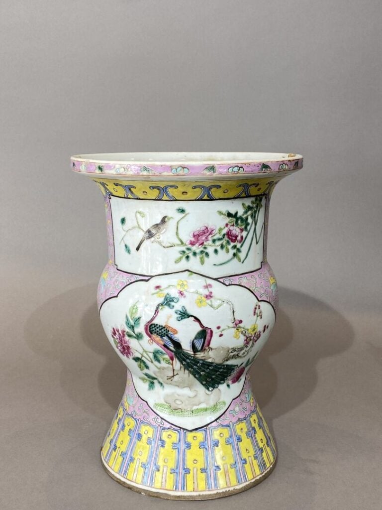 Chine - Grande vase en porcelaine dans le style de la famille rose à bord et pi…