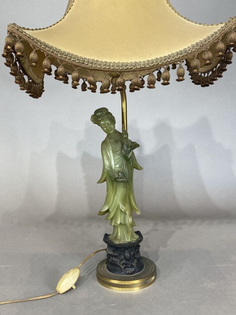 Chine - Guanyin en serpentine montée en lampe et fixé sur un socle en bois noir…
