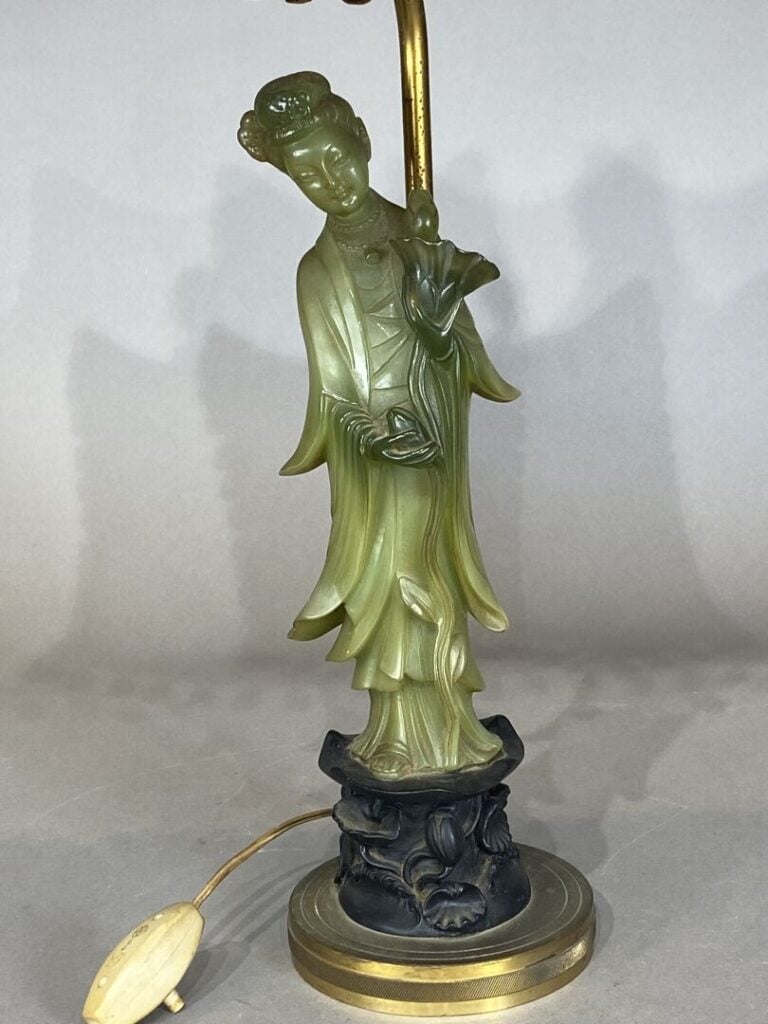 Chine - Guanyin en serpentine montée en lampe et fixé sur un socle en bois noir…