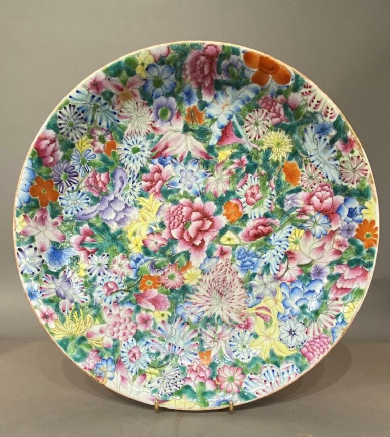 Chine - Important plat en porcelaine émaillée à décor, dans la style dans la fa…