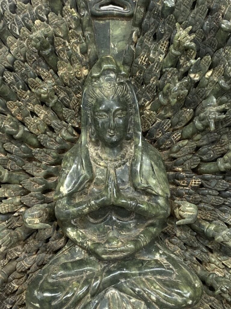 Chine - Important sujet sculpté imitant le jade représentant la guanyin aux mil…