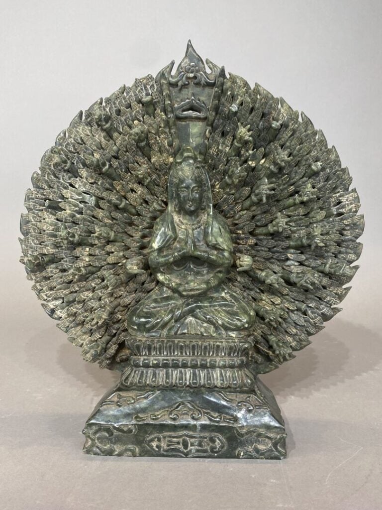 Chine - Important sujet sculpté imitant le jade représentant la guanyin aux mil…