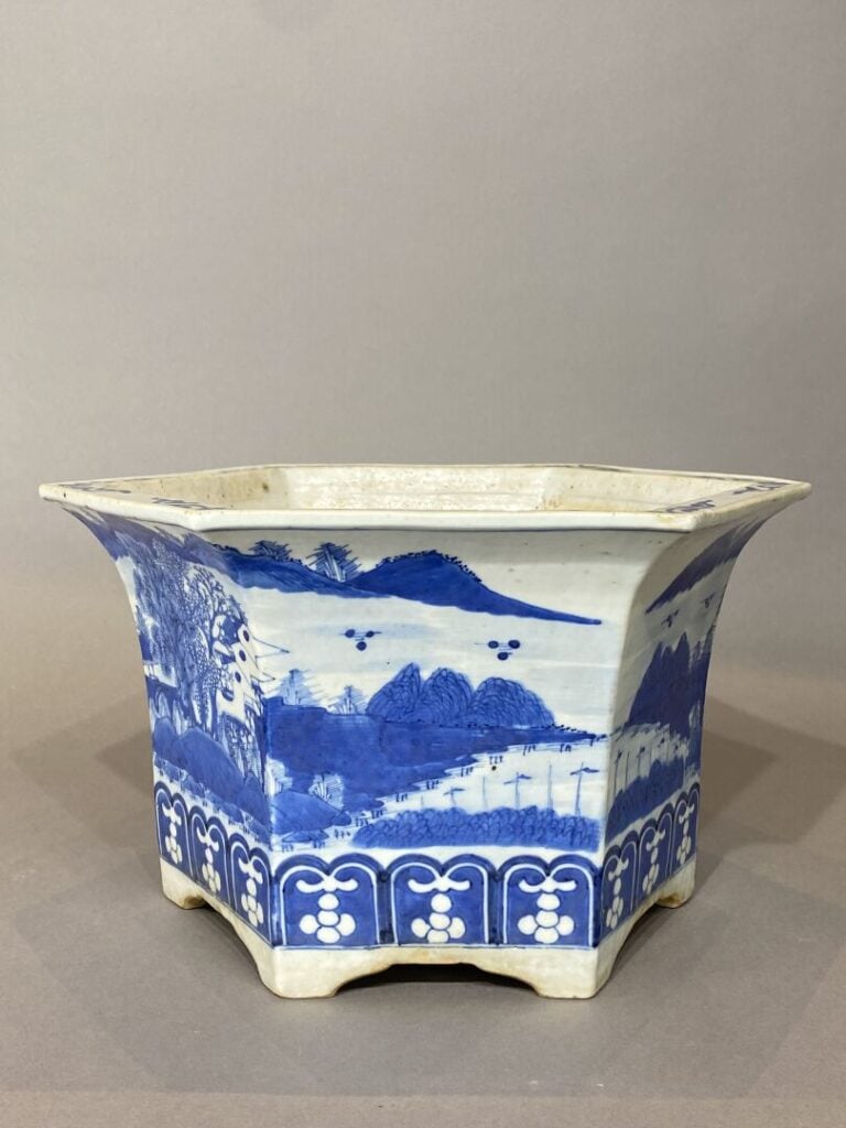 Chine - Jardinère hexagonale en porcelaine émaillée bleu à décor d'un paysage l…