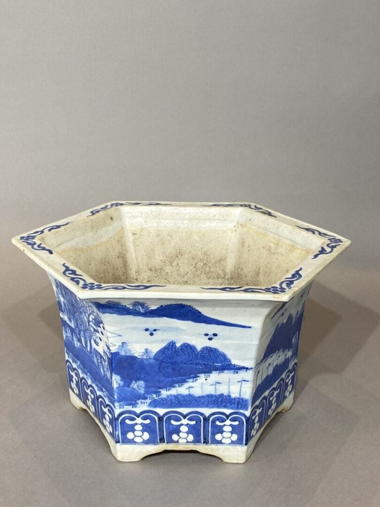 Chine - Jardinère hexagonale en porcelaine émaillée bleu à décor d'un paysage l…