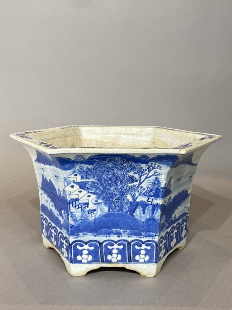 Chine - Jardinère hexagonale en porcelaine émaillée bleu à décor d'un paysage l…