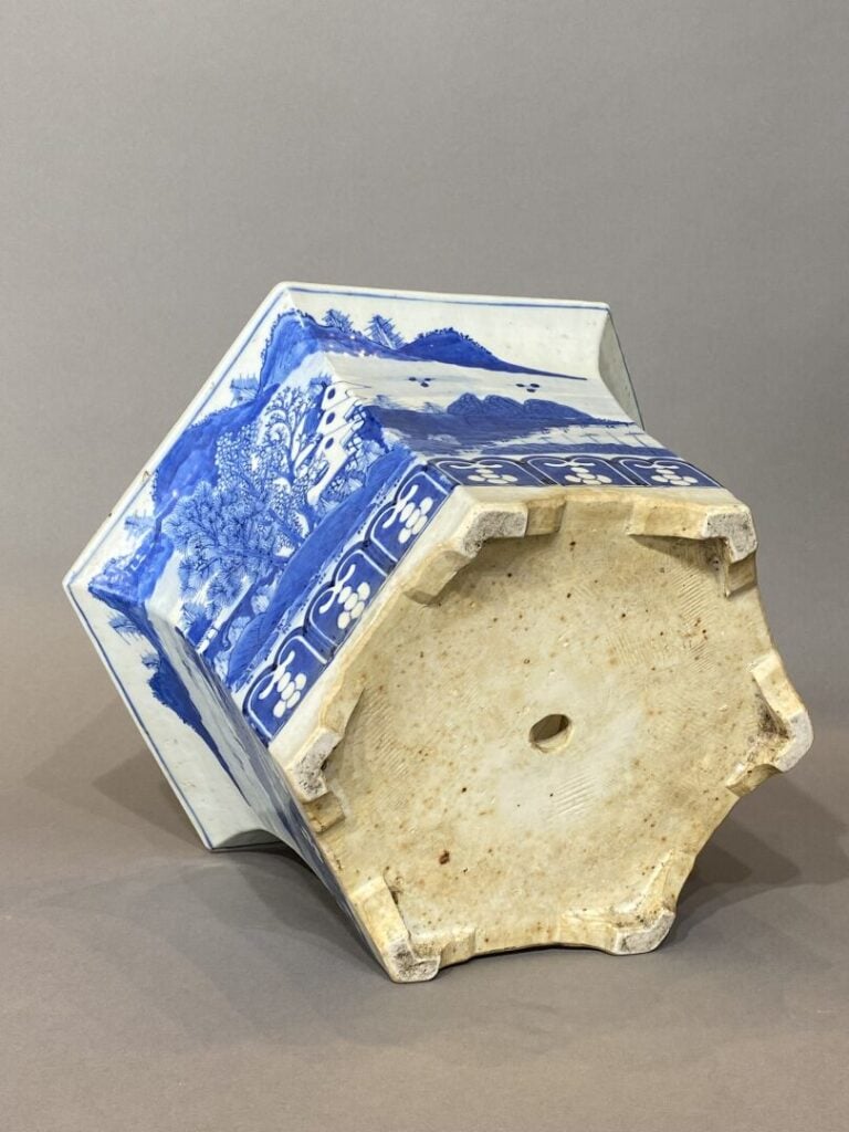 Chine - Jardinère hexagonale en porcelaine émaillée bleu à décor d'un paysage l…