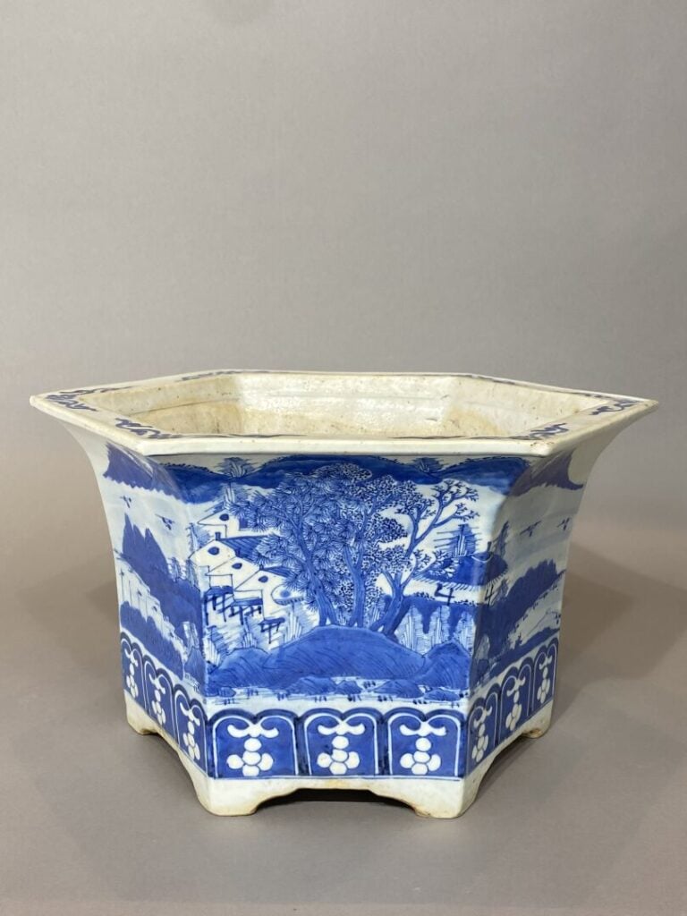 Chine - Jardinère hexagonale en porcelaine émaillée bleu à décor d'un paysage l…