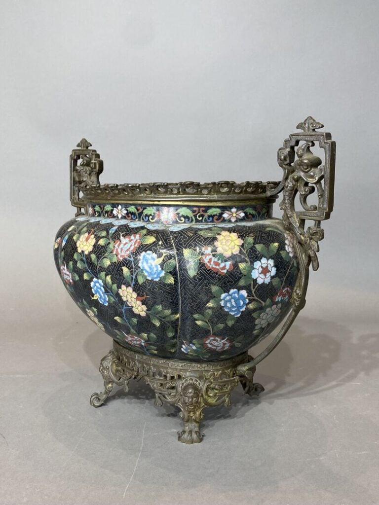 Chine - Jardinière en émaux cloisonnés à décor de rinceaux de pivoines sur fris…